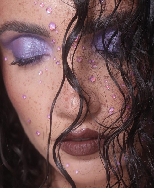 Как сделать мокрый макияж: 10 стильных идей на Новый год и не только